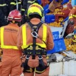 Imagen de los bomberos actuando en el rescate de los trabajadores que han quedado sepultados en una fábrica de la Pobla de Farnals