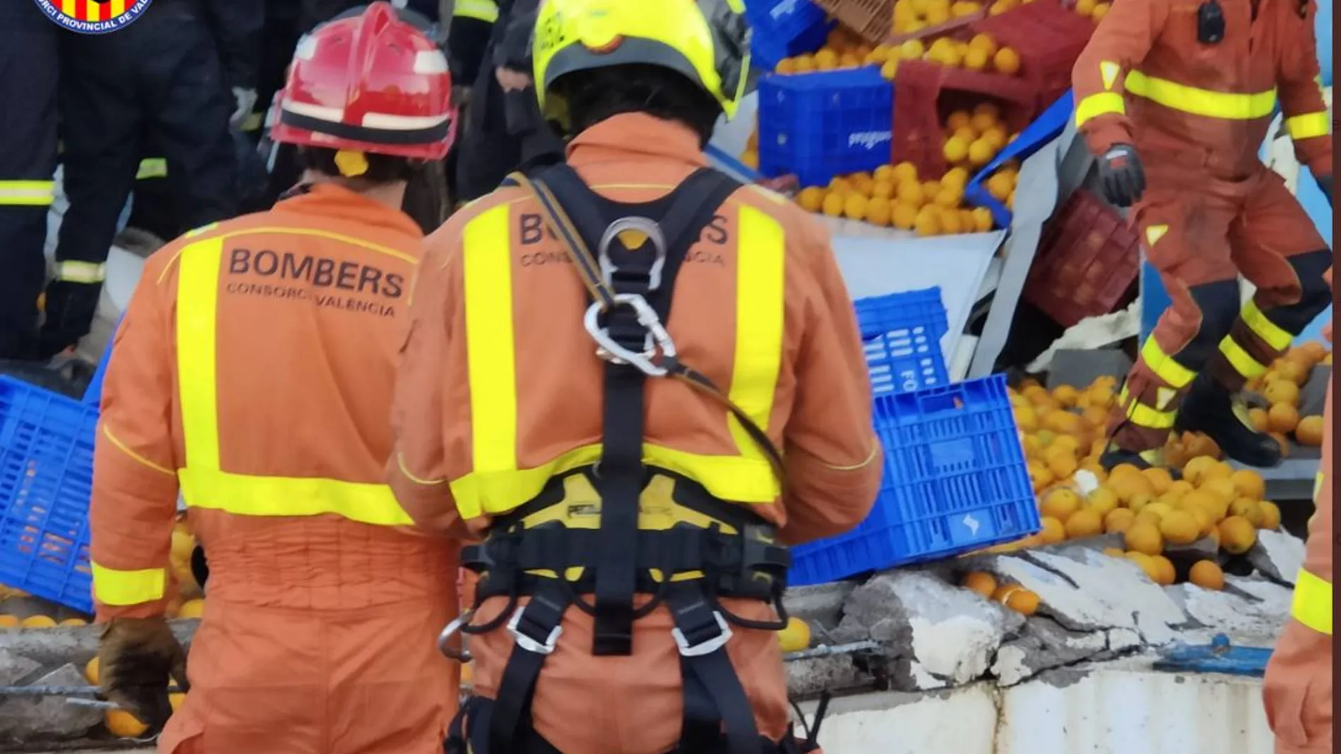 Imagen de los bomberos actuando en el rescate de los trabajadores que han quedado sepultados en una fábrica de la Pobla de Farnals