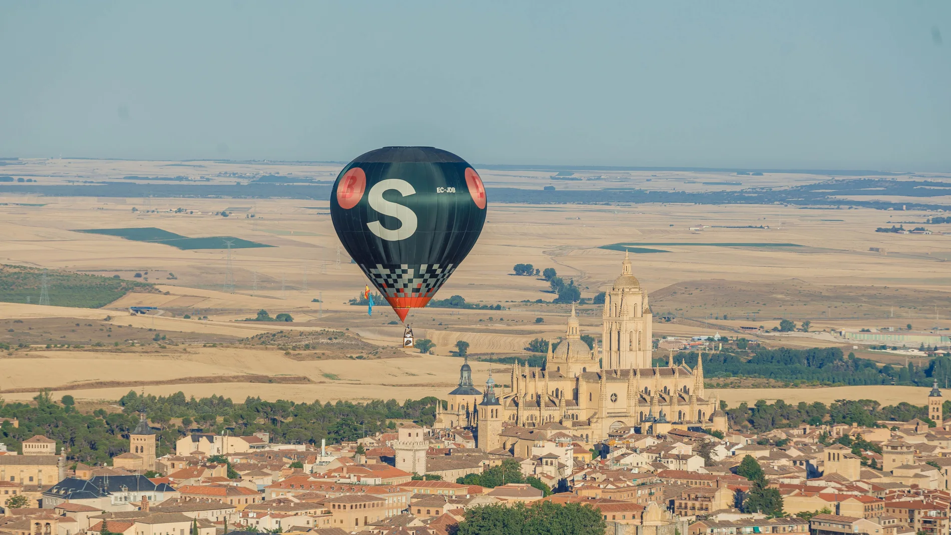 Globos aerostáticos sobrevolando Segovia