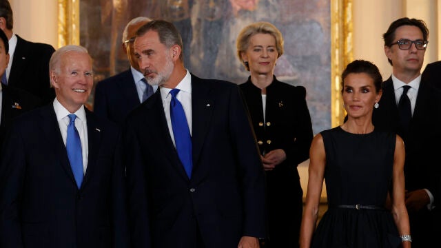 Los Reyes Felipe y Letizia junto a Joe Biden. Detrás, Ursula von der Leyen, presidenta de la Comisión Europea