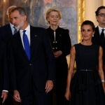Los Reyes Felipe y Letizia junto a Joe Biden. Detrás, Ursula von der Leyen, presidenta de la Comisión Europea