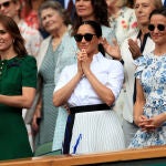 La británica Kate Middleton, duquesa de Cambridge y Meghan Markle y Pippa Middleton durante el Campeonato de Wimbledon en Wimbledon. *** Título local *** .
