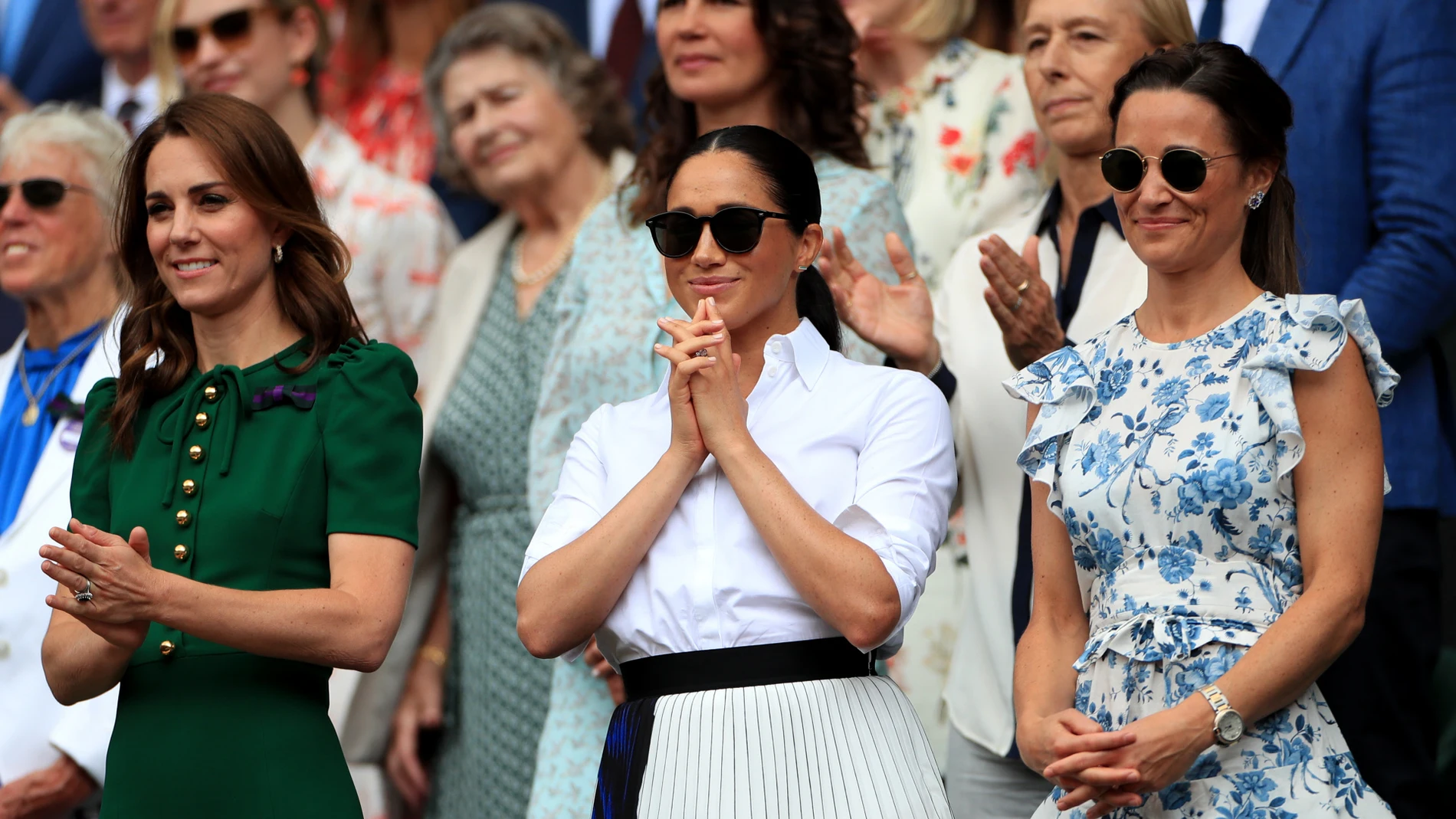 La británica Kate Middleton, duquesa de Cambridge y Meghan Markle y Pippa Middleton durante el Campeonato de Wimbledon en Wimbledon. *** Título local *** .