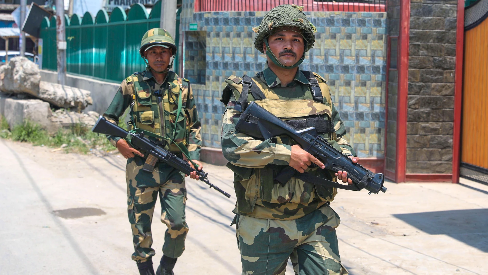 Dos soldados en la India