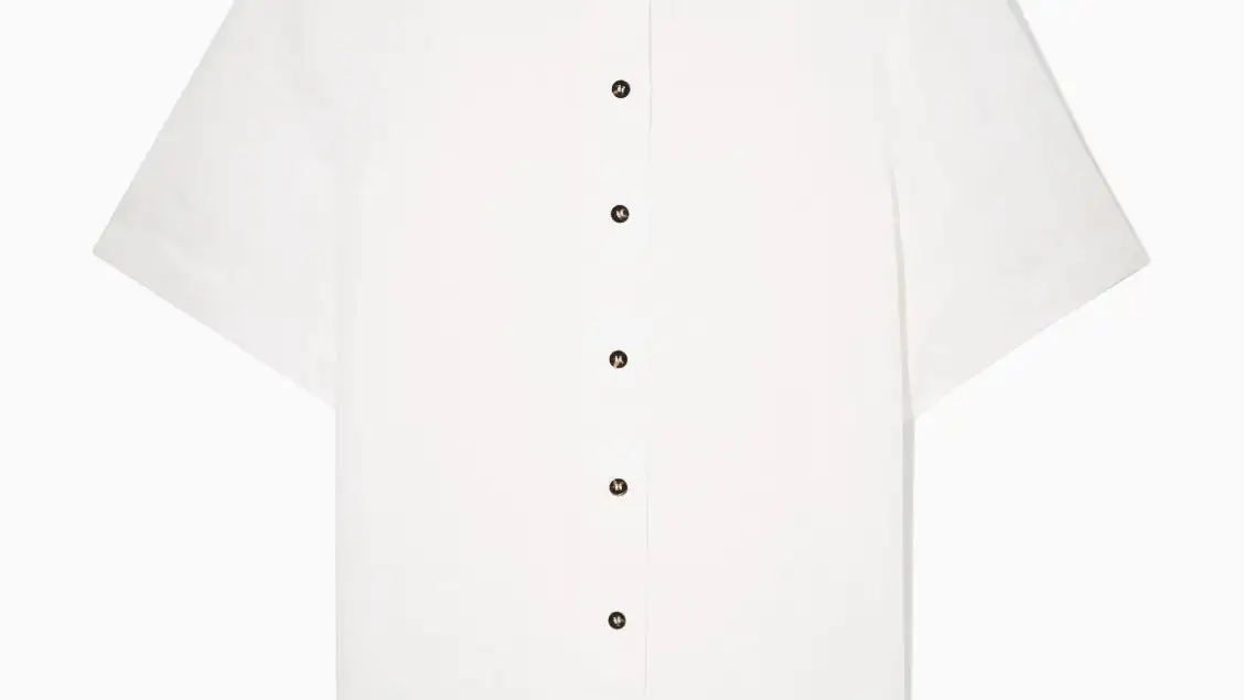 Camisa blanca de lino de manga corta, de COS