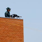 Un francotirador vigila en uno de los tejados de cara a la llegada de los líderes mundiales que participarán en la cumbre de la OTAN este martes en la Base Aérea de Torrejón de Ardoz