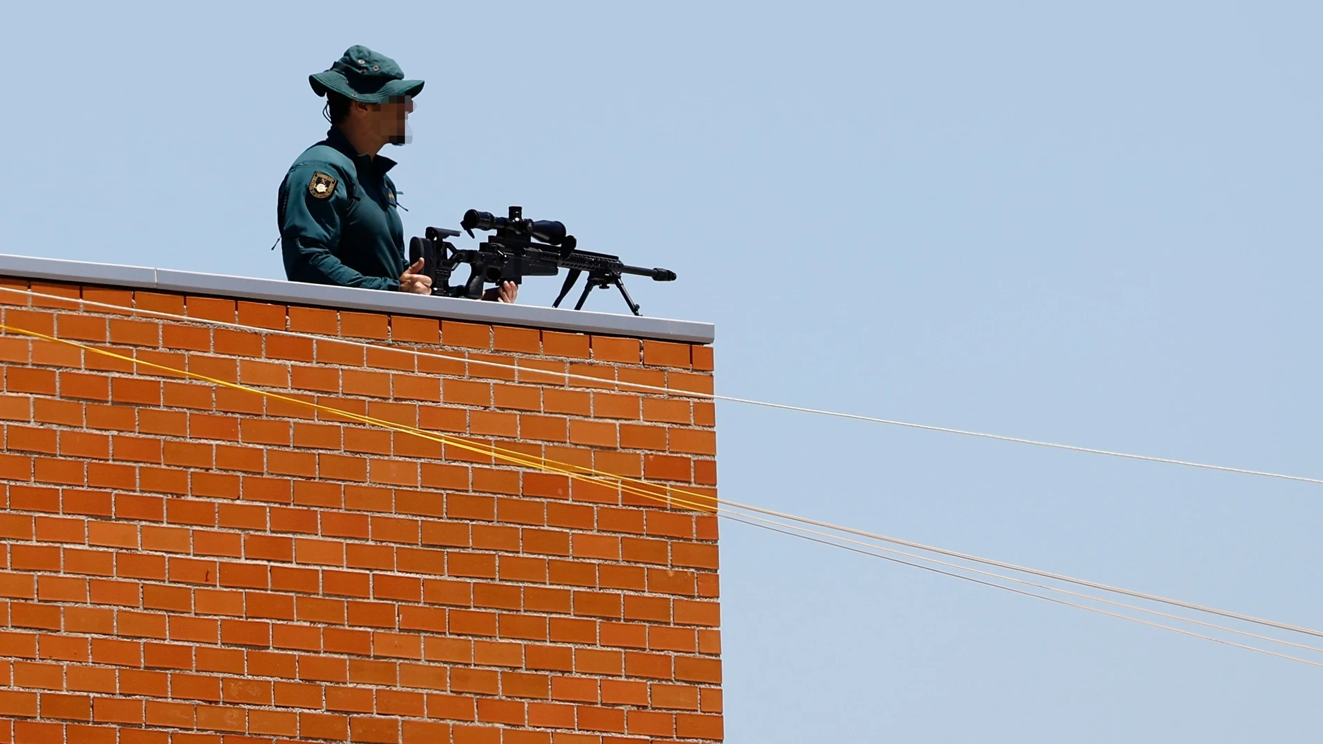 Un francotirador vigila en uno de los tejados de cara a la llegada de los líderes mundiales que participarán en la cumbre de la OTAN este martes en la Base Aérea de Torrejón de Ardoz