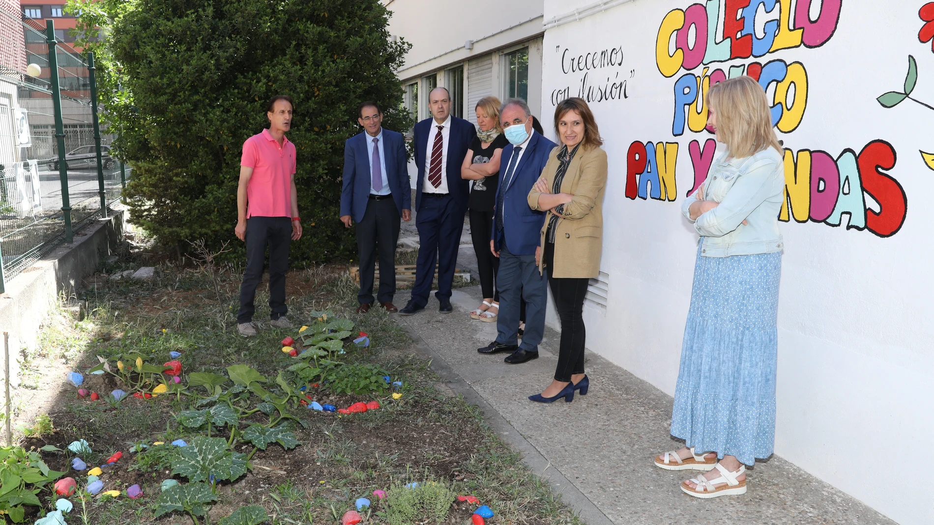 La consejera de Educación, Rocío Lucas, junto a la directora del colegio Pan y Guindas, Soraya Román y la jefa de estudios Elisa González, informa de las novedades sobre la oferta gratuita para los alumnos de dos a tres años durante el curso 2022-2023