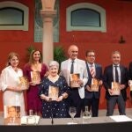 El patio de la Fundación Cajasol acogió la presentación del libro 'Juan Robles, la sonrisa del tabernero' del periodista Carlos Navarro Antolín