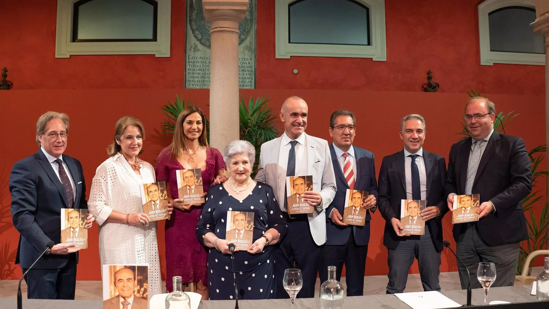 El patio de la Fundación Cajasol acogió la presentación del libro 'Juan Robles, la sonrisa del tabernero' del periodista Carlos Navarro Antolín