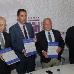 El paleógrafo José Manuel Ruiz; el alcalde de Palencia, Mario Simón; el consejero de Cultura, Turismo y Deporte, Gonzalo Santonja; y el historiador del Derecho Félix Martinez en la presentación del libro 'La antigua Universidad de la Catedral de Palencia'