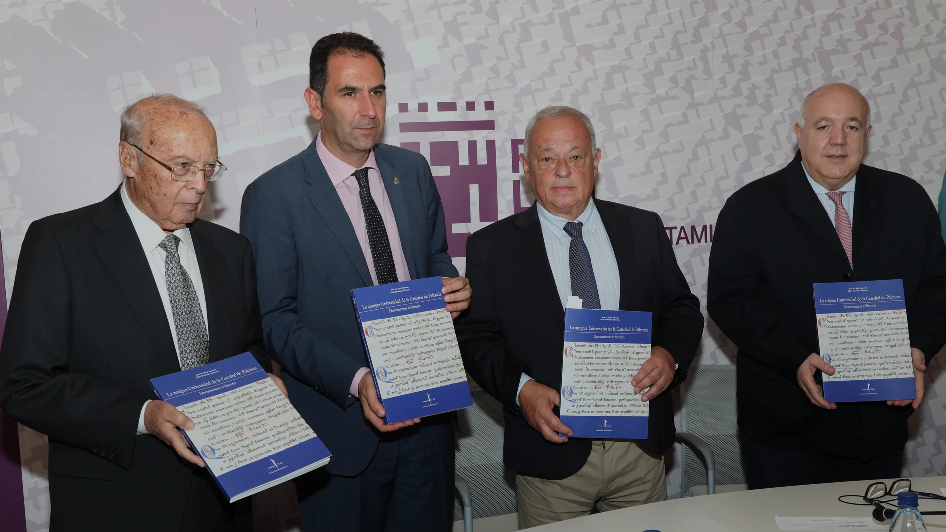 El paleógrafo José Manuel Ruiz; el alcalde de Palencia, Mario Simón; el consejero de Cultura, Turismo y Deporte, Gonzalo Santonja; y el historiador del Derecho Félix Martinez en la presentación del libro 'La antigua Universidad de la Catedral de Palencia'