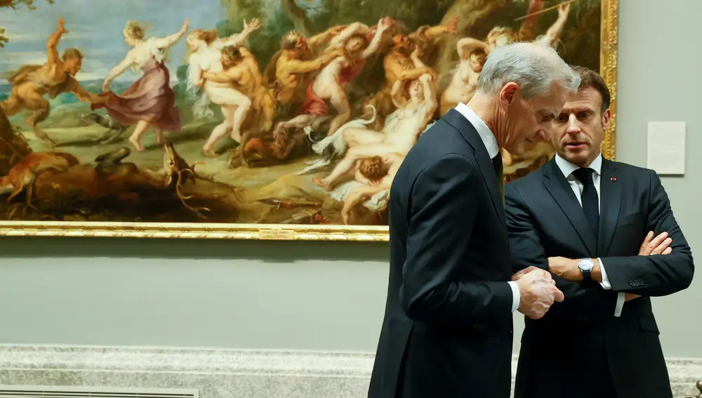 El presidente francés, Emmanuel Macron, conversa con el primer ministro de Noruega, Jonas Gahr Støre, junto a la obra &quot;Diana y sus ninfas sorprendidas por sátiros&quot;, de Rubens