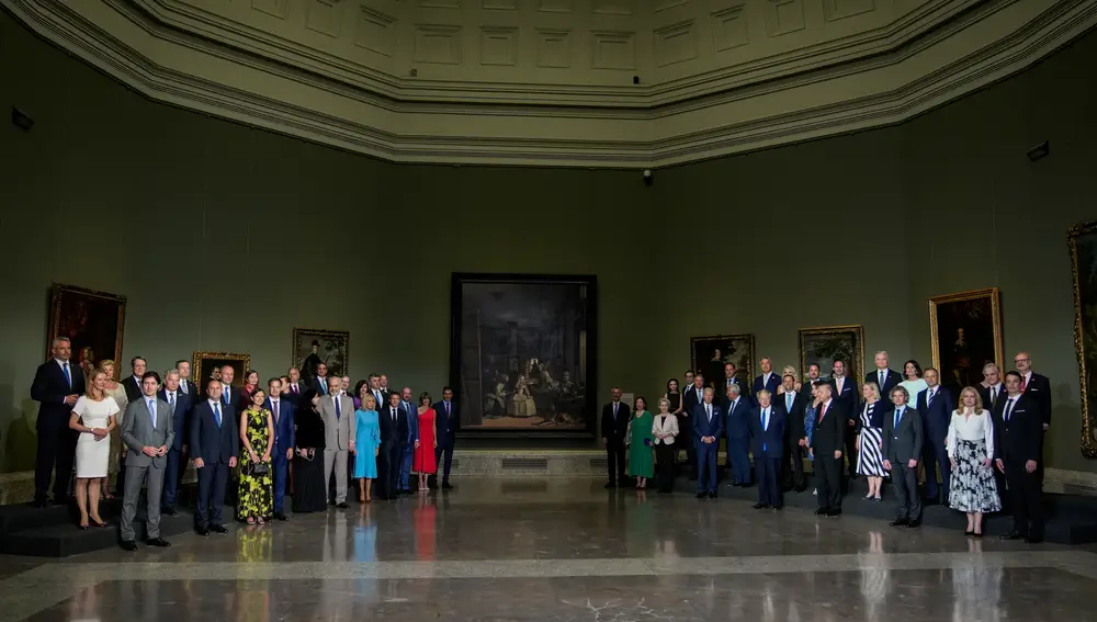 Los líderes de la OTAN se fotografiaron ayer alrededor de &quot;Las Meninas&quot; de Velázquez