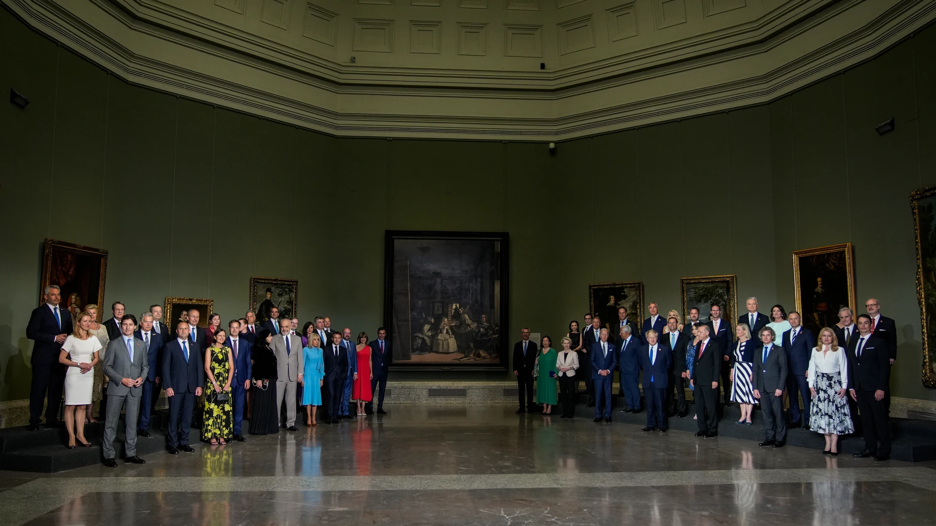 Los líderes de la OTAN se fotografiaron ayer alrededor de "Las Meninas" de Velázquez