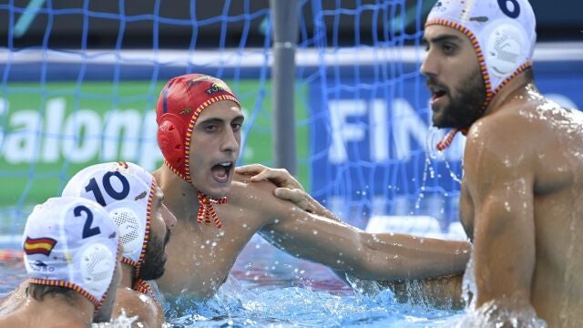 Aguirre celebra con sus compañeros una de las victorias de España en el Mundial
