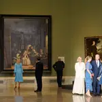 A la izquierda, Brigitte y Emmanuel Macron observan "Las Meninas" de Velázquez