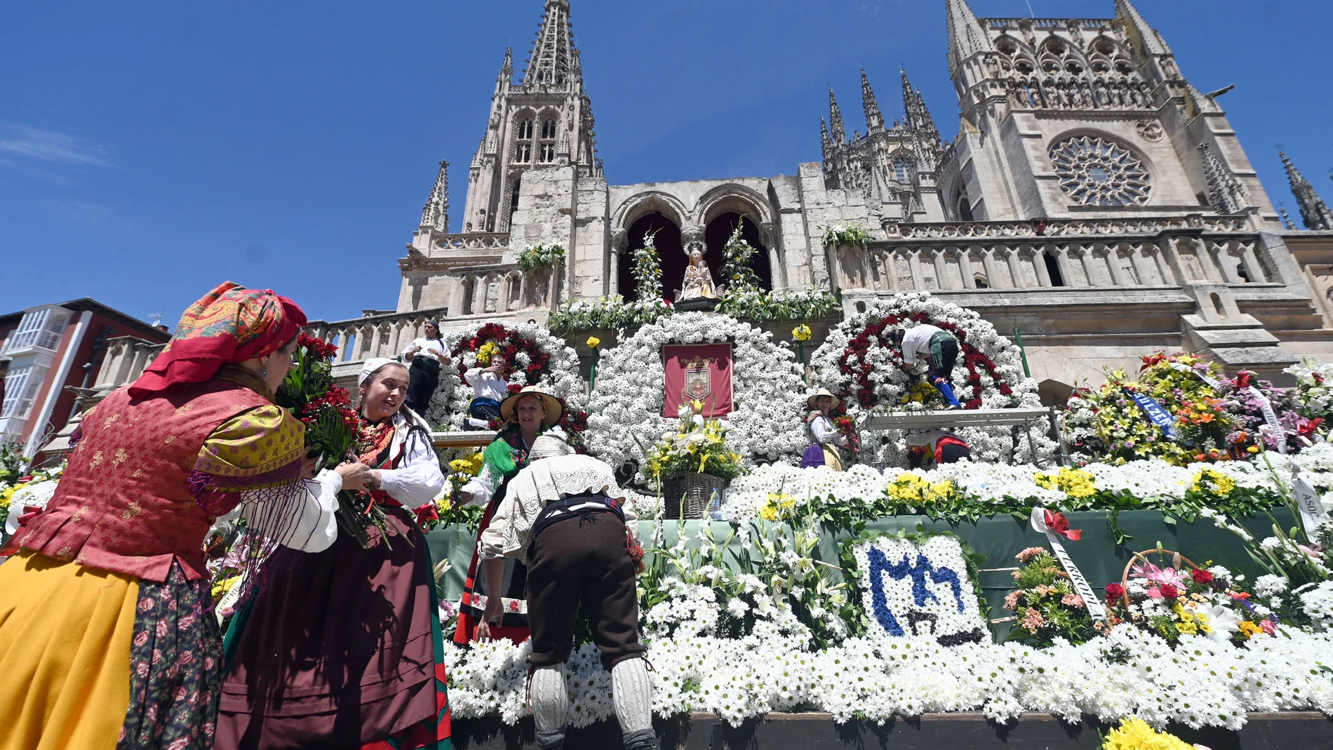 Ofrenda de Flores a la patrona de la diócesis de Burgos, Santa María la Mayor, en el marco de las Fiestas Mayores de San Pedro y San Pablo 2022