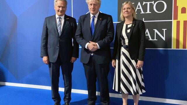 Boris Johnson, flanqueado por la primera ministra sueca, Magdalena Andersson, y el el presidente finlandés, Sauli Niinistö