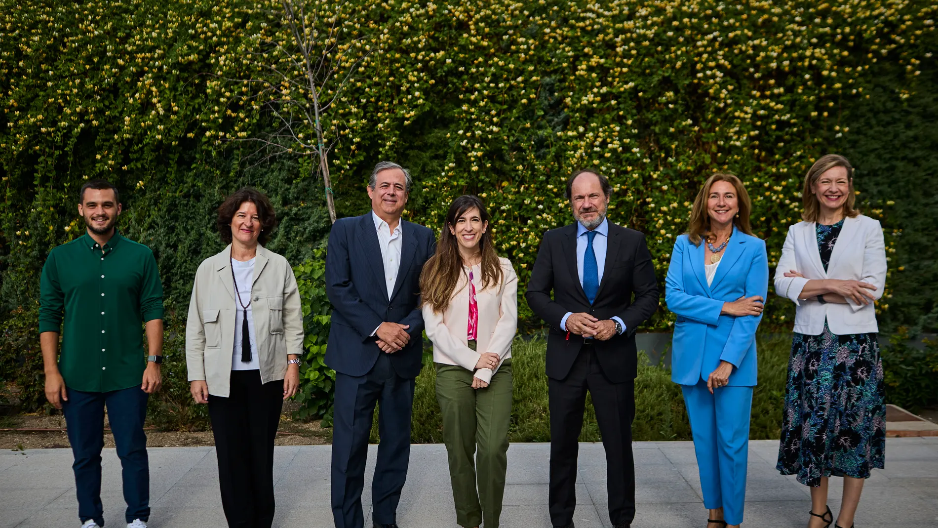 Foto de familia de los ponentes del Foro Sostenibilidad, junto al viceconsejero de Medio Ambiente y Agricultura de la Comunidad de Madrid, Mariano González