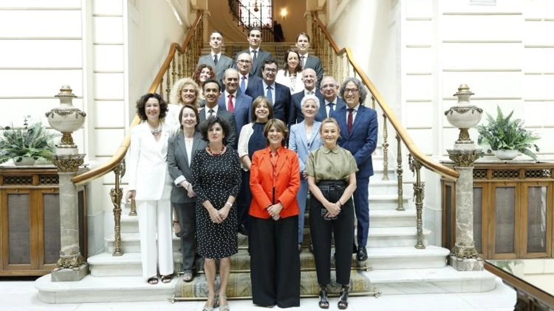 La fiscal general del Estado, Dolores Delgado, posa con los vocales electivos del Consejo Fiscal saliente y el entrante.