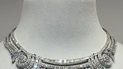 Espectacular collar de platino y diamantes que se expone en la antigua embajada británica en la exposición: &quot;Cartier, tradition et haute horlogerie&quot; dentro de la colección: &quot;Beautés du monde&quot;