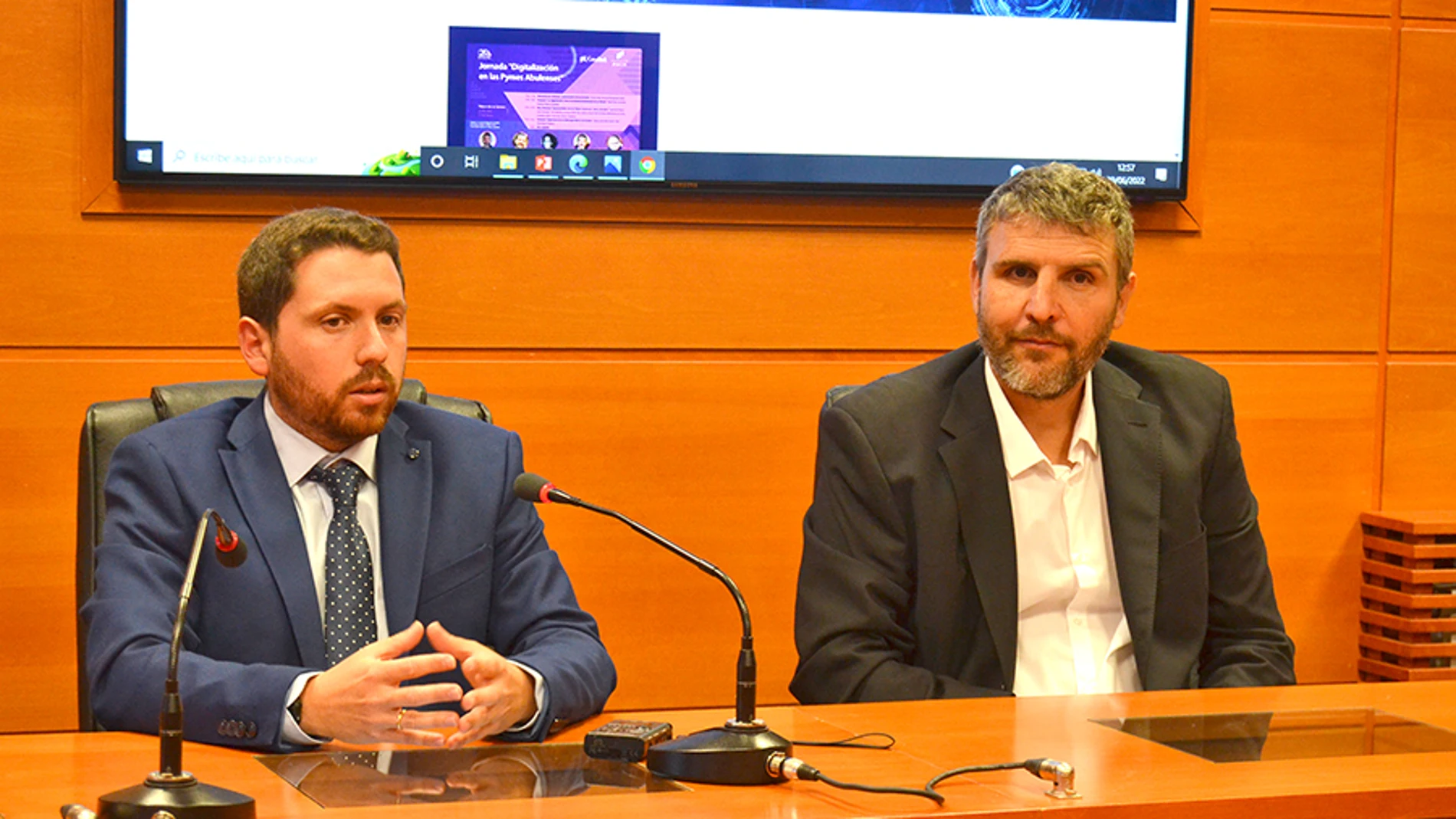 El director de la Escuela de Negocios de la UCAV, Dr. Ricardo Reier; y el Dr. Sergio Luis Náñez, coordinador de la Escuela de Negocios Ávila Business School, durante el Congreso