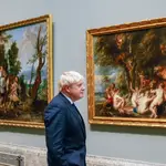  Johnson se aparta del resto de líderes y se pasea en solitario por el Museo del Prado para admirar los cuadros