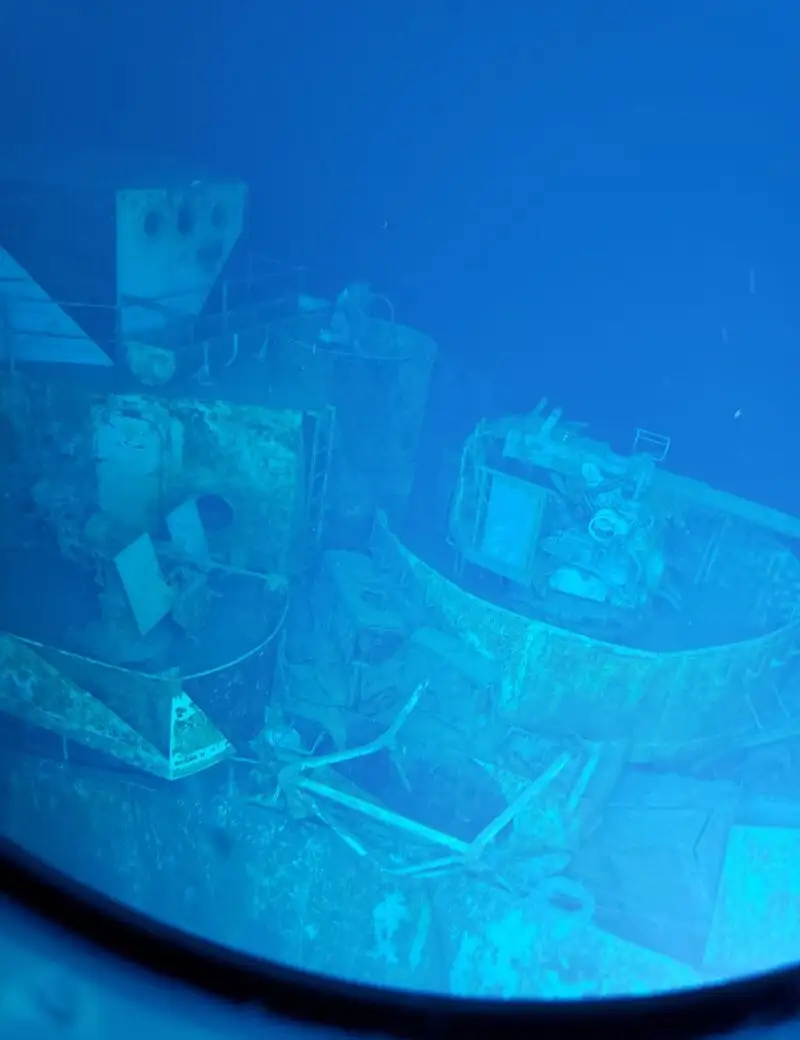 Imagen de un buque hundido en el mar