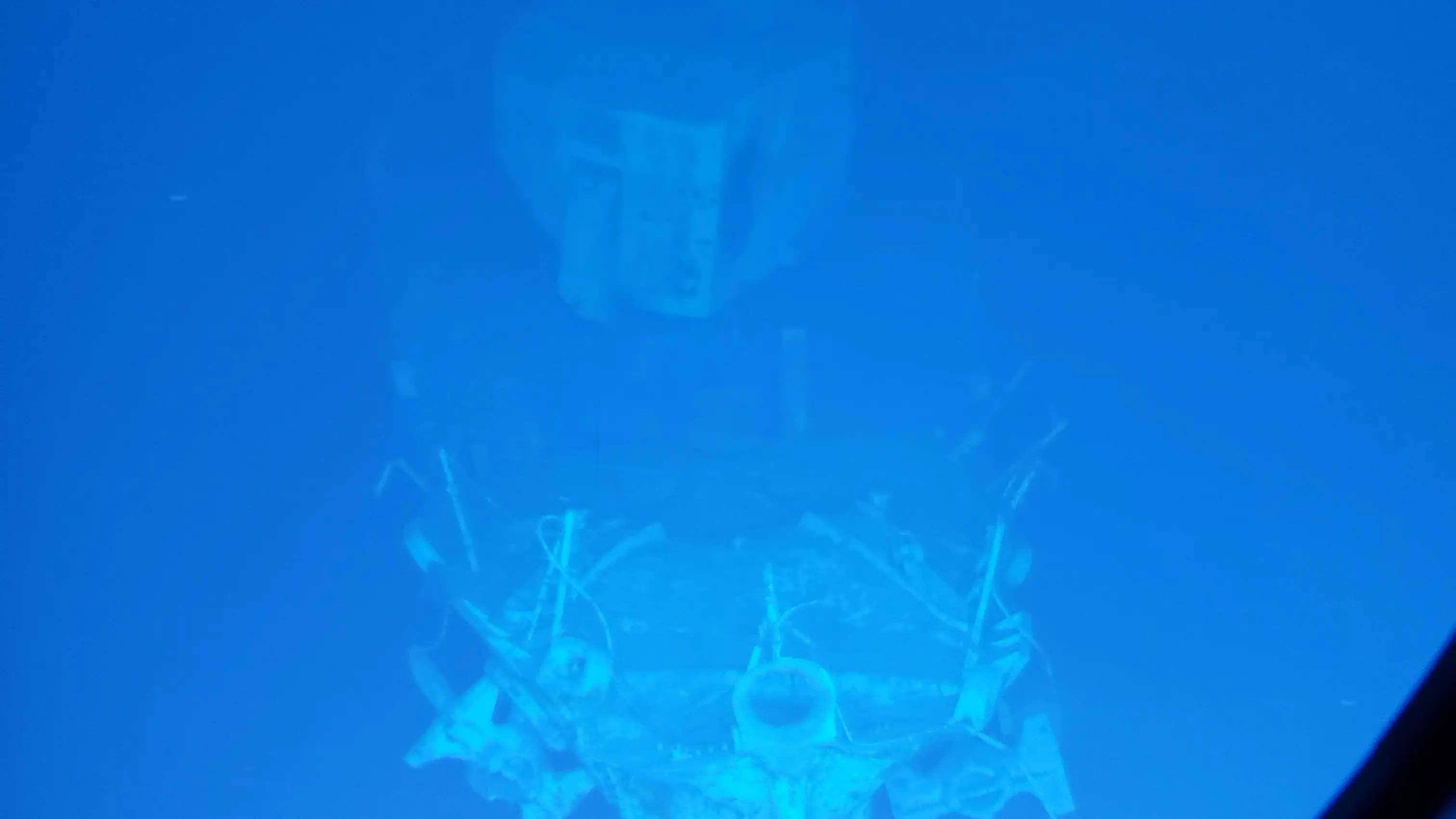 Vista frontal del USS Samuel B Roberts, sumergido a casi 7.000 metros de profundidad