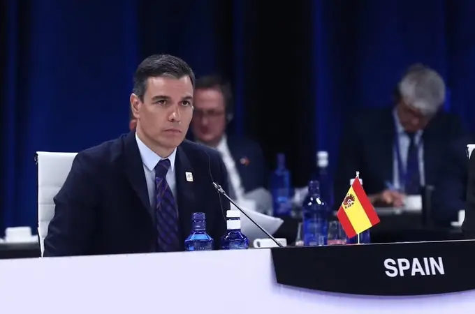 A la bandera de España le ponen a Sánchez al revés