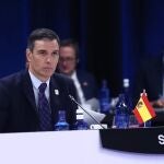 El presidente del Gobierno, Pedro Sánchez, durante la cumbre de la OTAN con la bandera de España ya bien colocada