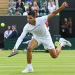 Alcaraz finaliza en la red una jugada ante Griekspoor en la segunda ronda de Wimbledon