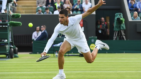Alcaraz finaliza en la red una jugada ante Griekspoor en la segunda ronda de Wimbledon