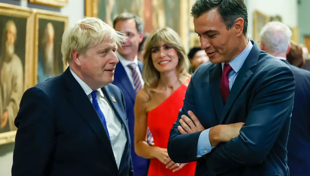 Pedro Sánchez charla con el primer ministro británico Boris Johnson