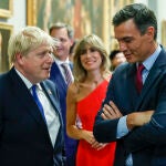 Pedro Sánchez charla con el primer ministro británico Boris Johnson