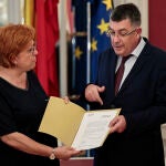 El presidente de Les Corts Valencianes, Enric Morera, hace entrega de la credencial como nueva senadora a Gloria Calero tras su cese como delegada del Gobierno