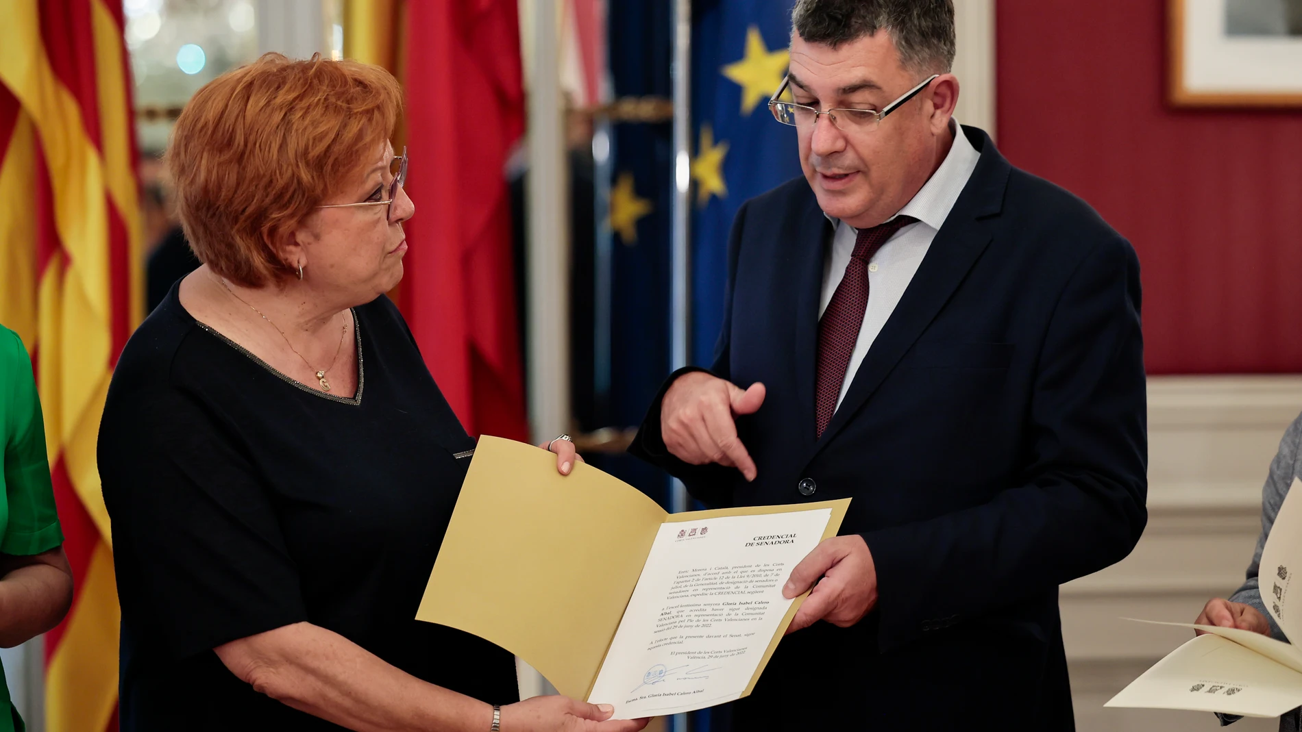 El presidente de Les Corts Valencianes, Enric Morera, hace entrega de la credencial como nueva senadora a Gloria Calero tras su cese como delegada del Gobierno