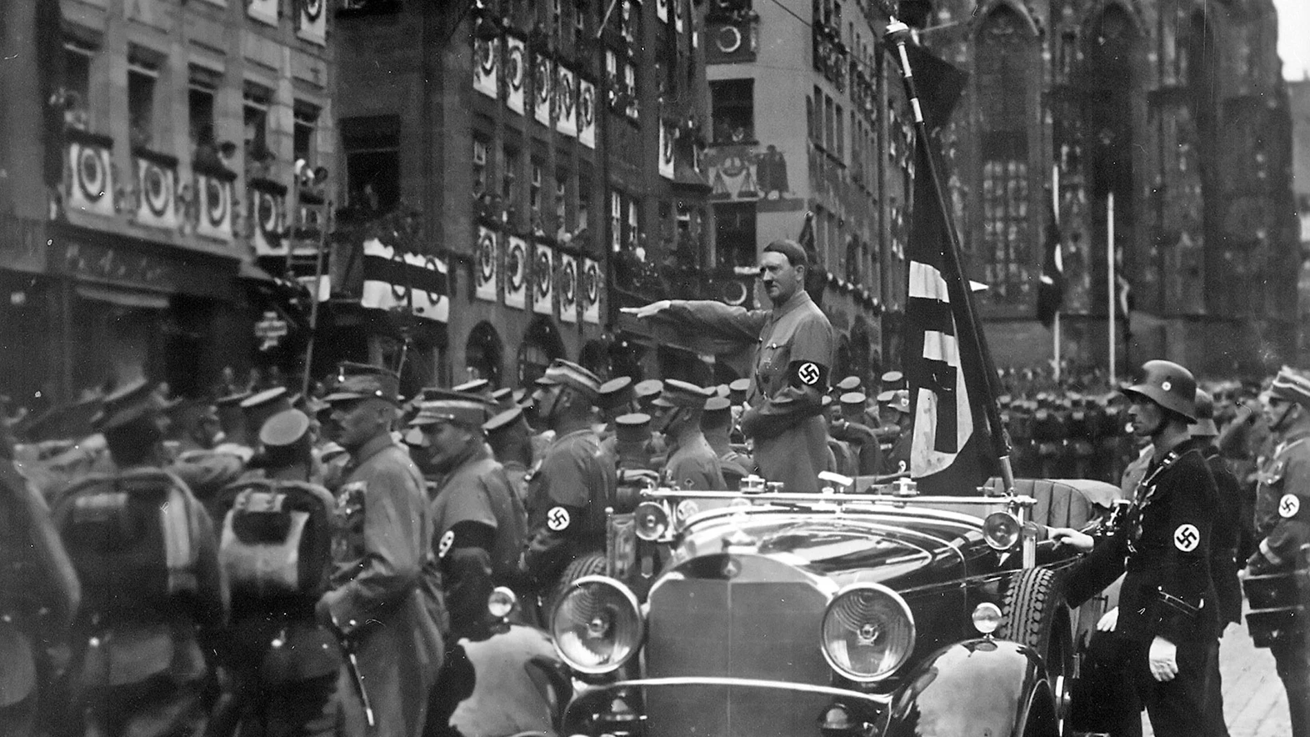 Adolf Hitler, triunfante frente a sus Fuerzas Armadas