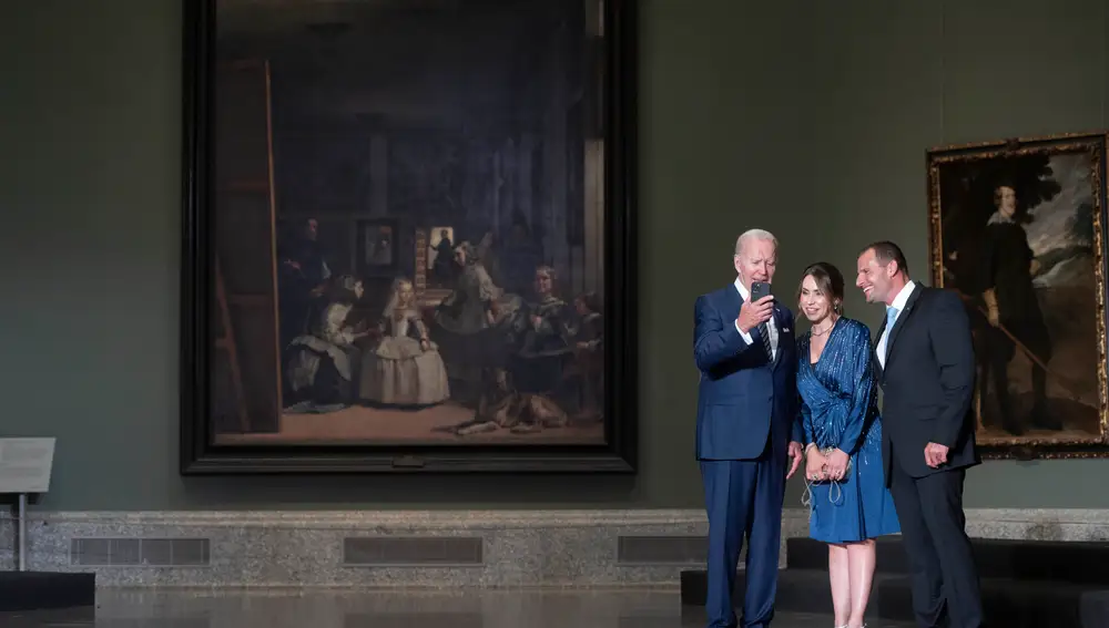 El presidente de los Estados Unidos, Joe Biden, enseña su teléfono a la primera ministra de Nueva Zelanda, Jacinda Ardern