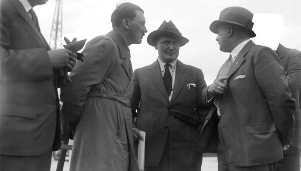 Ernst Röhm, a la derecha junto a Hitler y Göring (en el centro) en 1932; en el extremo derecho, una figura ha sido deliberadamente borrada de la foto