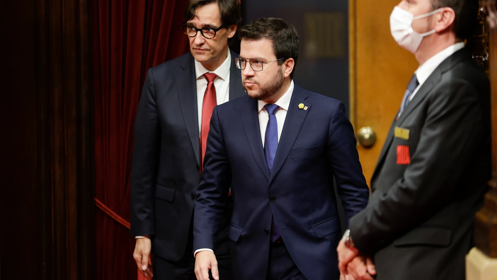 El presidente de la Generalitat, Pere Aragonès, acompañado por el primer secretario y portavoz del PSC en el Parlament, Salvador Illa, en una imagen reciente