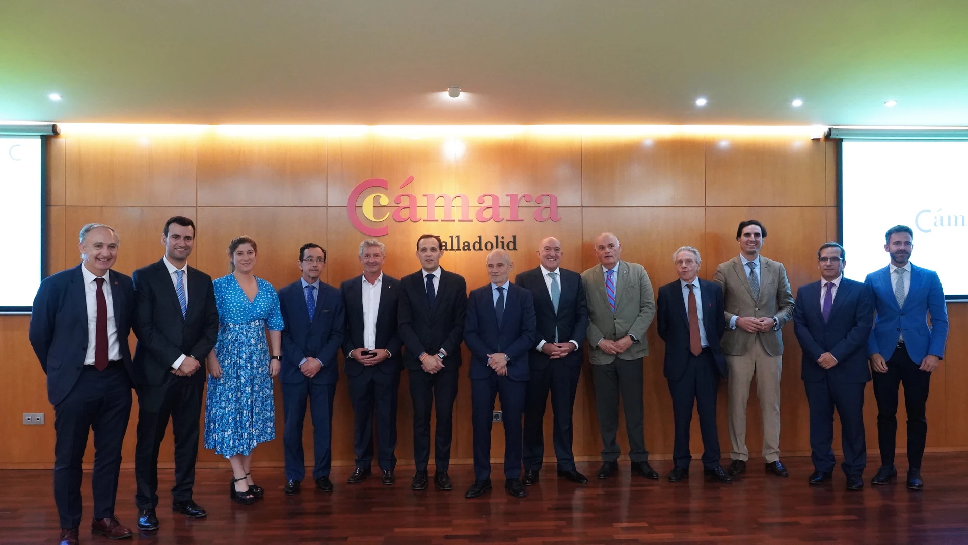 Víctor Caramanzana, tras ser elegido con su equipo y con las autoridades que han participado en el acto
