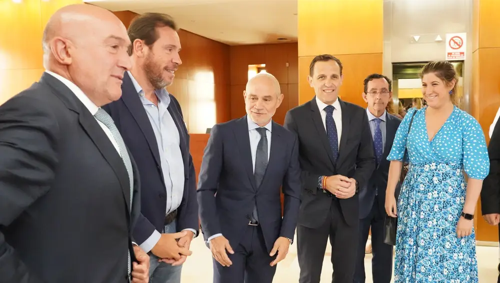 Víctor Caramanzana junto a Jesús Julio Carnero, Óscar Puente, Conrado Íscar y Raquel Alonso