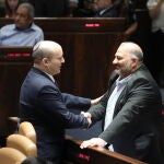 El primer ministro Naftali Bennett habla con el líder de la List Árabe Unidad, Mansour Abbas