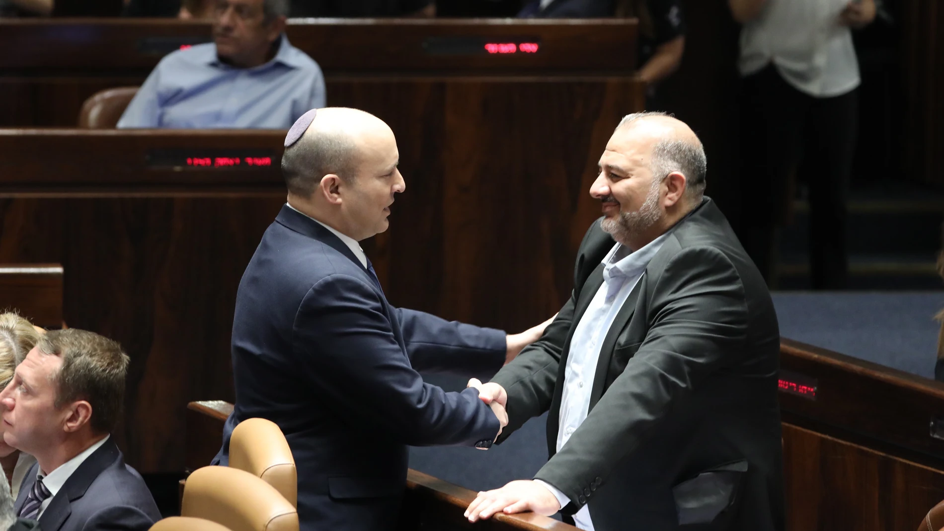 El primer ministro Naftali Bennett habla con el líder de la List Árabe Unidad, Mansour Abbas
