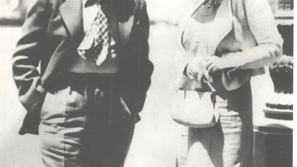 Alberti y su esposa en la esquina del Hotel Saratoga en 1930