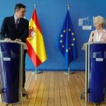 Pedro Sánchez y Ursula von der Leyen. EFE/EPA/STEPHANIE LECOCQ