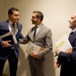 El portavoz del PP en las Cortes regionales, Raúl de la Hoz, saluda a los dirigentes de Vox David Hierro y Carlos Menéndez