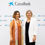 La burgalesa Sonia Herzog, ganadora en la fase territorial de los ‘Premios Mujer Empresaria CaixaBank 2022’ en Castilla y León, junto a la directora de CaixaBank Castilla y León, Belén Martín